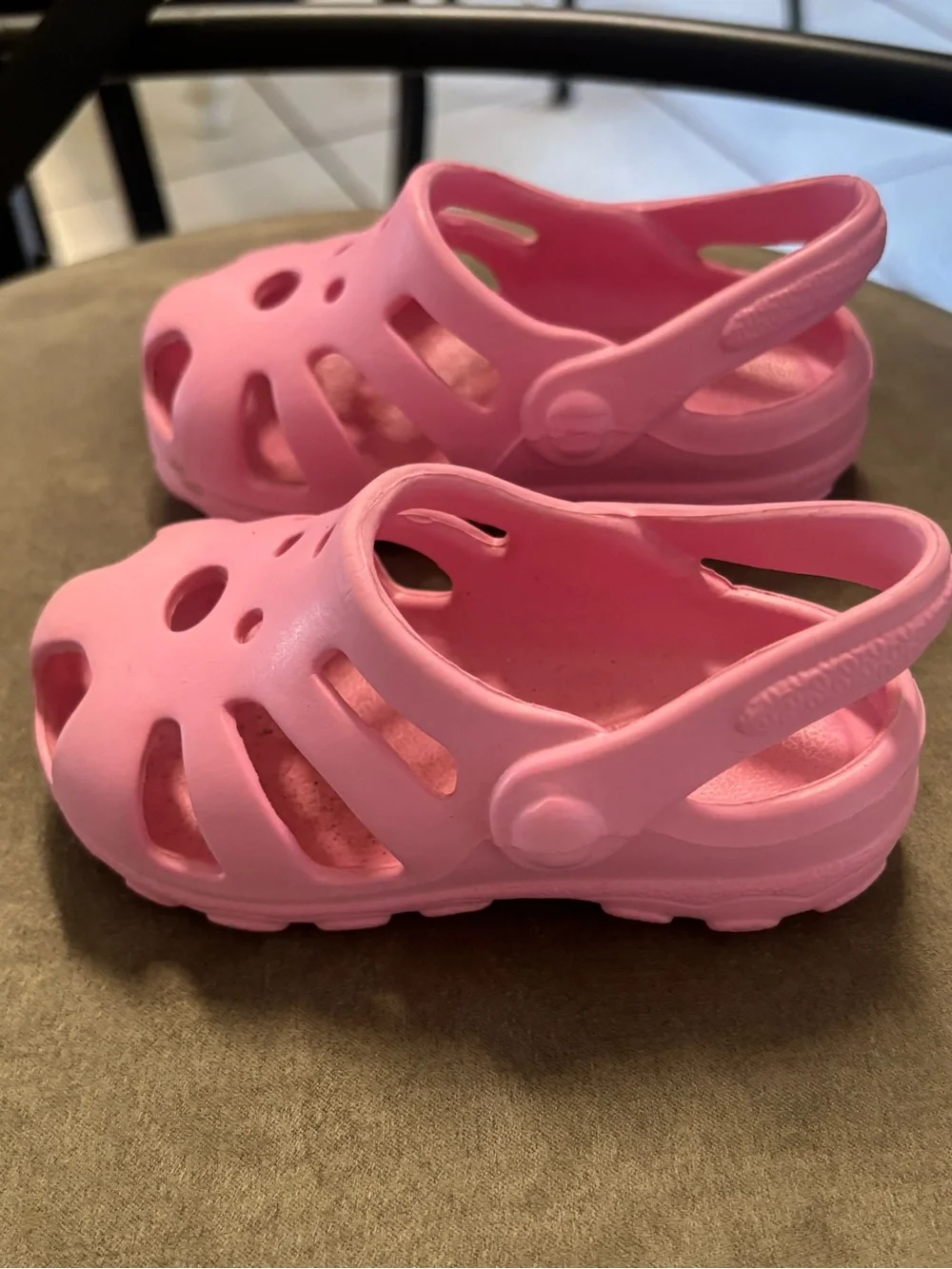 Size 5 Baby Deer solid light pink slip on waterproof breathable Clog.  In EUC!